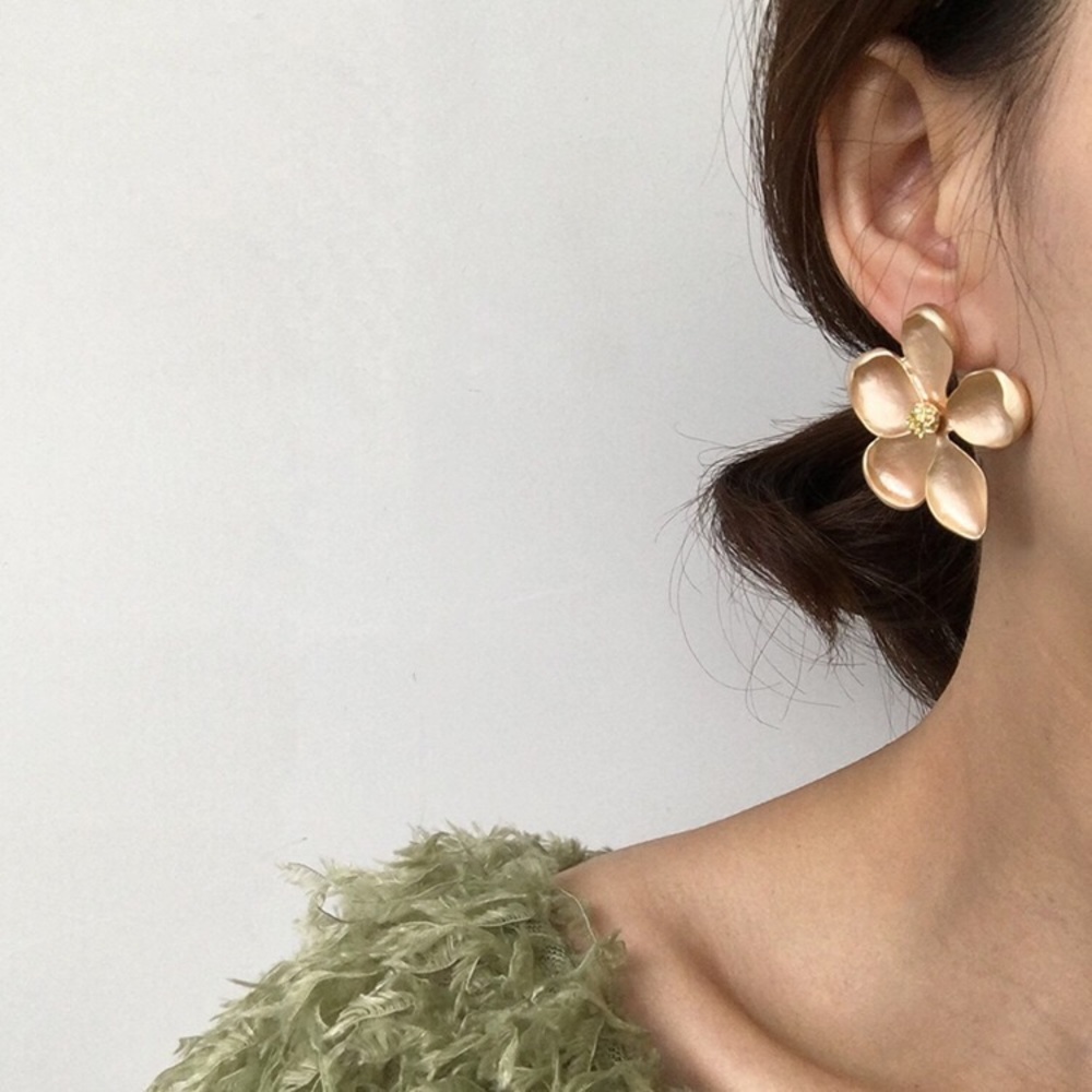 Over sized earrings - Picture 3 of 3